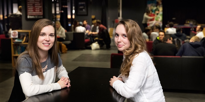 Rachel Meyer og Amy Fitzpatrick synes godt om deres danske medstuderende - men de er svære at komme i kontakt med. Foto: Thorkild Amdi Christensen