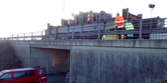 A road bridge subjected to a very specific load on a special loading rig, developed for the testing, which has meant that the testing time is reduced, thus causing less traffic nuisance. Photo: Jacob Wittrup Schmidt.