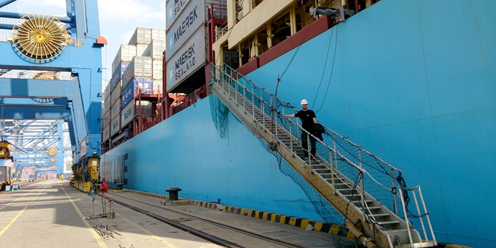 Industry PhD Kræn Vodder Bush on a container ship, on which he studied the practical navigation conditions under which his solution was to operate. Photo: Man Diesel & Turbo