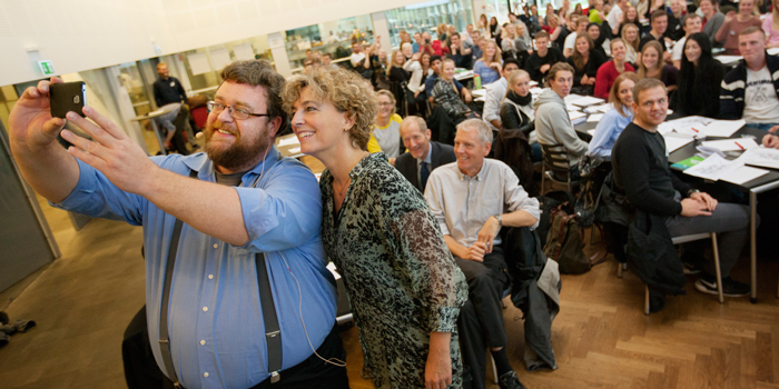 Bachelordekan Martin Vigild og undervisningsminister Christine Antorini (S) tager en selfie ved åbningen af studiepraktik 2014 på DTU. Foto: Mikal Schlosser