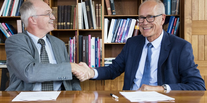 President Anders Bjarklev and CEO Jens Maaløe from Terma shake on the new partnership agreement. Photo: Thorkild Amdi Christensen