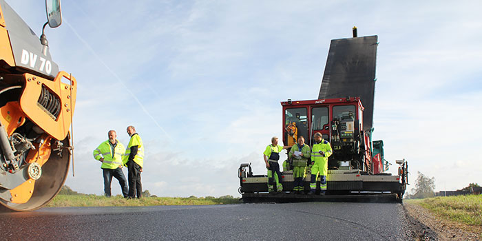 Her testes en ny type asfalt, der nedsætter dækkenes rullemodstand uden at ødelægge vejgrebet.