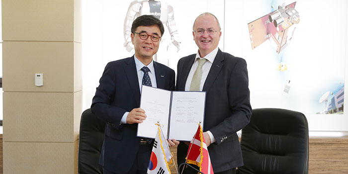 Dean of Graduate Studies Martin P. Bendsøe (DTU) and the Associate Vice President of KAIST Sung-Hyon Myaeng (Photo: DTU)