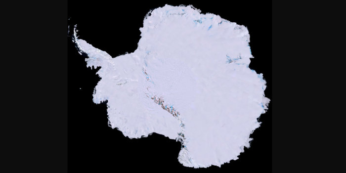 Antarktis fotograferet via satellitter. Landhævningerne i det nye studie i Science er undersøgt i det vestlige Antarktis, hvor grundfjeldet under isen hæver sig op til 41 mm om året, langt mere end andre lignende steder på Jorden. (Foto: NASA/British Antarctic Survey)