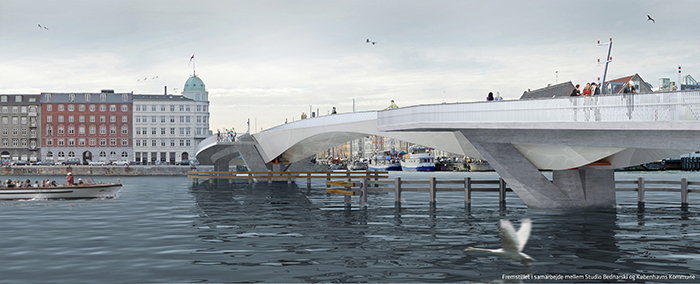 Her er Københavns nye cykel- og fodgængerbro set fra Grønlandske Handelsplads på Christianshavn. Nyhavn kan skimtes i baggrunden.