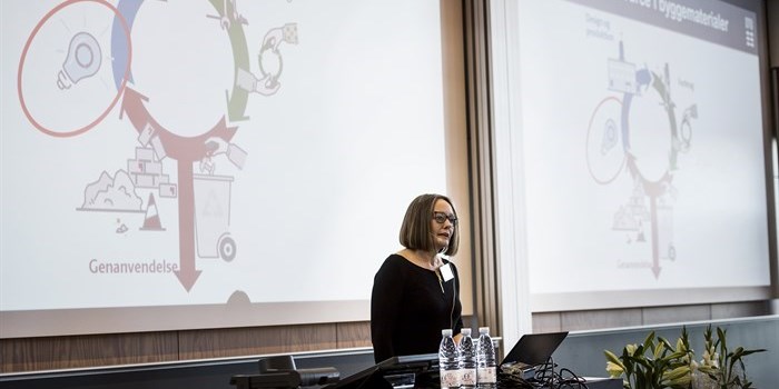 Professor Lisbeth Ottosen præsenterede forskning i genbrug af fiskenet som revnearmering i beton, og genbrug af mineaffald som delvis erstatning for cement i beton.