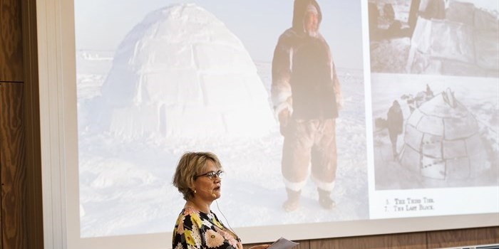 Symposiet blev afsluttet af lektor Tove Lading, DTU Byg, der gav et historisk indblik i grønlandsk byggeri lige fra tørvehytter og Iglo´er til traditionelle træhytter i kulørte farver og nutidigt betonbyggeri. 