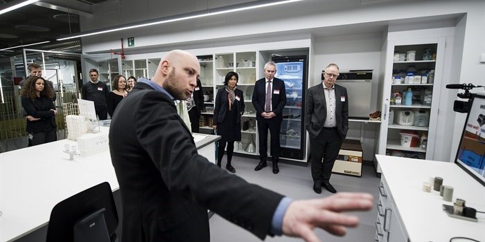 Postdoc Tobias Orlander præsenterer forskning varmeledning.