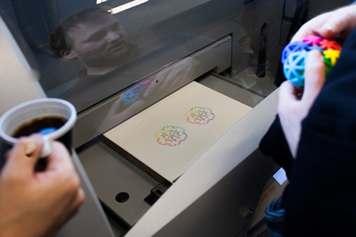 Fablabs gipsprinter arbejder på to kopier af modellen til højre i billedet. Foto: Thorkild Christensen