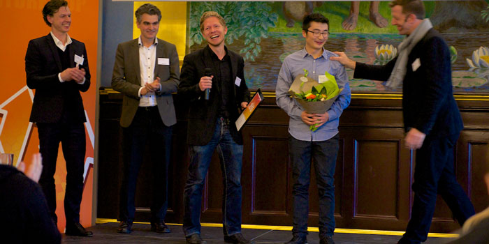 Vinderne, Li Han og Dennis Valbjørn Christensen, modtager førstepræmien i kategorien Product & Technology for ideen Transparent World. Foto: Hans Kristian Hannibal-Bach