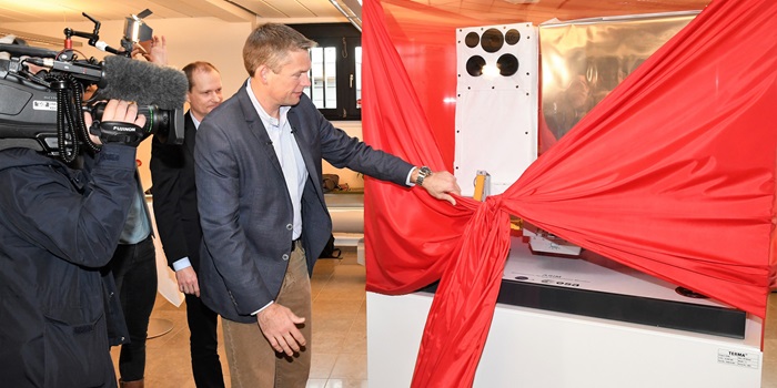 ESA-astronaut Andreas Mogensen afslører en 1:1-model af det 314 kg store observatorium. Foto: Hasse Ferrold