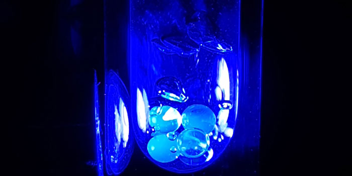 UV-lys anvendes til at aktivere magnetismen i elektroner. Her belyses frosne radikaler i flydende nitrogen af UV-lys. (Foto: Andrea Capozzi og Christine Pepke Gunnarsson)