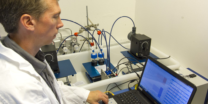 Seniorforsker Johan Hjelm, DTU Energi, ved en testopstilling med et flow-batteri