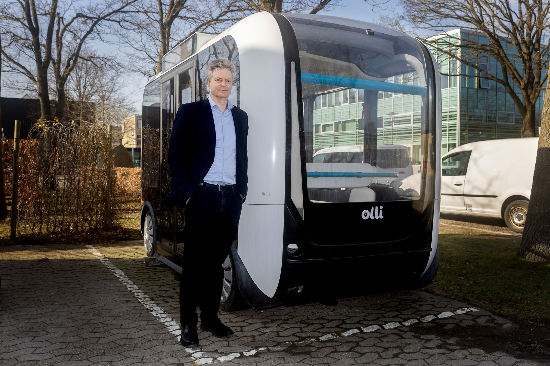 Professor Otto Anker Nielsen står ved siden af den selvkørende bus Olli, som er blevet testet på DU Lyngby Campus. Bussen kører på el og har plads til otte passagerer. Foto: Thomas Steen Sørensen