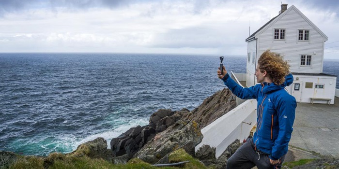 Andreas Okholm måler vinden ved Kråkenes Fyr i Norge, der skulle være det mest blæsende sted i Skandinavien. Foto: Vaavud