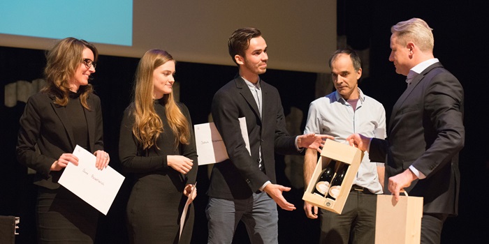 Fire modtog Lysets År Innovationsprisen - fra venstre mod højre: Anne Hasselbalch, Københavns Kommune, Elisabeth Opøien og Jakob Hildebrandt fra DTU samt arkitekt Carlo Volf. Foto: Carsten Dam-Hansen