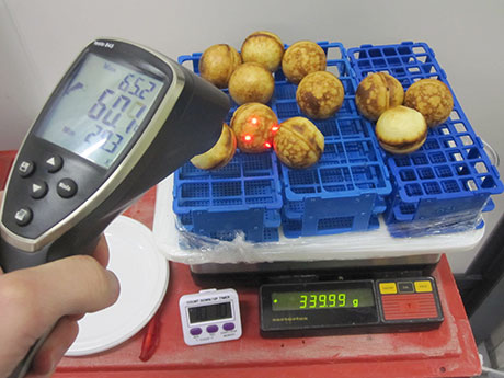 Æbleskivers overfladetemperatur måles