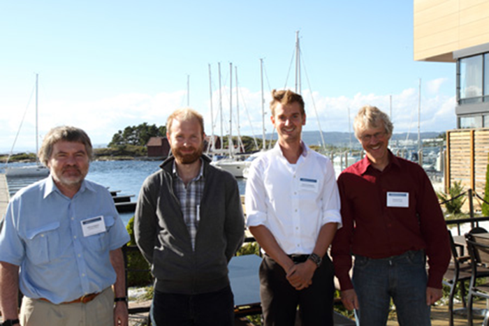 Erhvervs ph.d.-studerende Matias Sørensen og Simon Kristiansen fra DTU Management Engineering sammen med (tv) Dr. Jeffrey H. Kingston, University of Sydney og (th) Dr.ir. Gerhard F. Post, University of Twente, som har været med til at organisere konkurrencen.