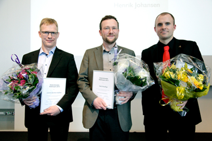 De tre Elektroprismodtagere Carsten Skovmose Kallesøe (Grundfos), Mads Brandbyge og Jonas Bækby Bjarnø. Foto: Henrik Frydkjær
