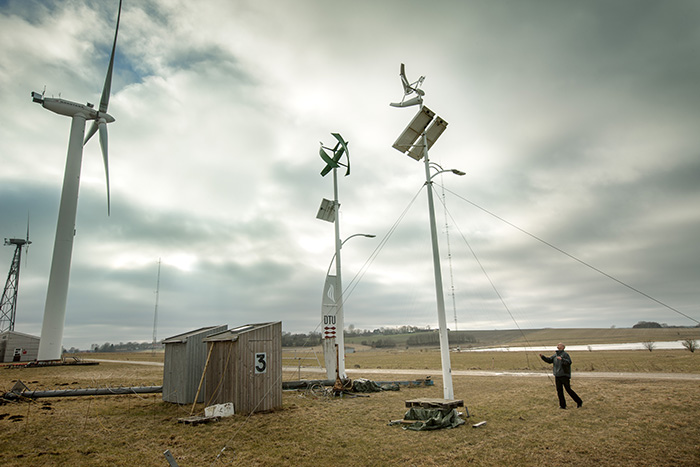 Gadelampen med egen energiforsyning fra sol og vind er allerede opfundet; men de modeller, som findes på markedet, er ikke optimeret til danske forhold. DTU har bidraget til et innovativt samarbejde med kommuner og producenter om at udvikle en dansk CO2-neutral gadelampe. Foto: Mikal Schlosser