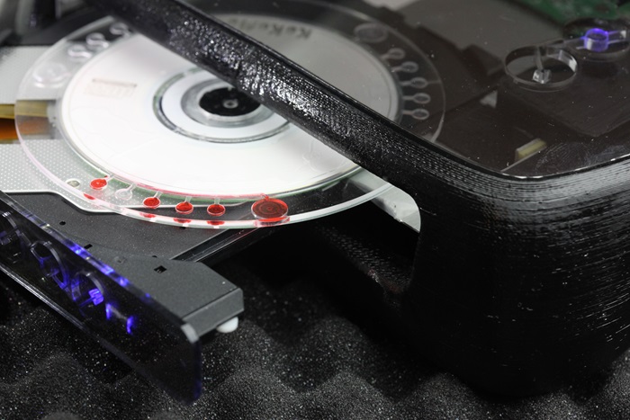 Ved hjælp af mekanikken og optikken fra en DVD afspiller kan man bygge et bærbart apparat til analyse af blodprøver. Foto: DTU Nanotech
