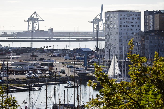 Fremtidssikret byggeri. På Aarhus Havn er 99 nye ungdomsboliger opført med den nyudviklede højstyrkebeton. Det medvirker til, at byningerne energimæssigt lever op til fremtidens krav. Foto: Kontraframe