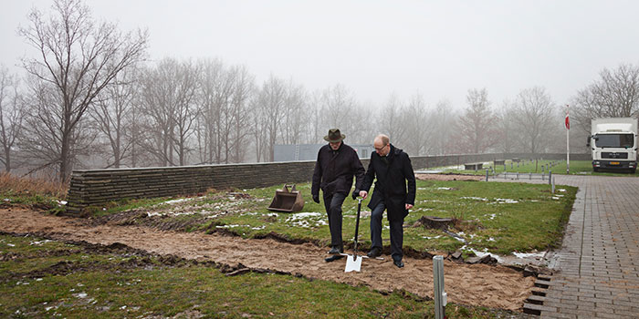 Rektor Anders Bjarklev (tv.) og institutdirektør for DTU Kemi, Erling Stenby, tog det første spadestik. Foto: Stamers Kontor