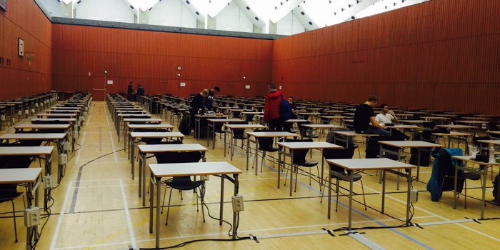 I Sportshallen på Lyngby Campus står bordene klar til eksaminanderne. Foto: Caroline Jakobsen