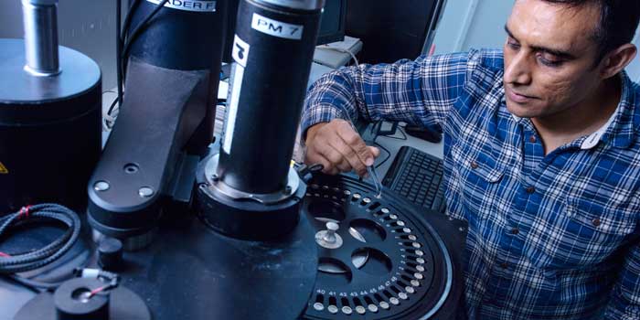 Researcher Mayank Jain from DTU Nutech at a TL/OSL reader. Photo: MIkal Schlosser.