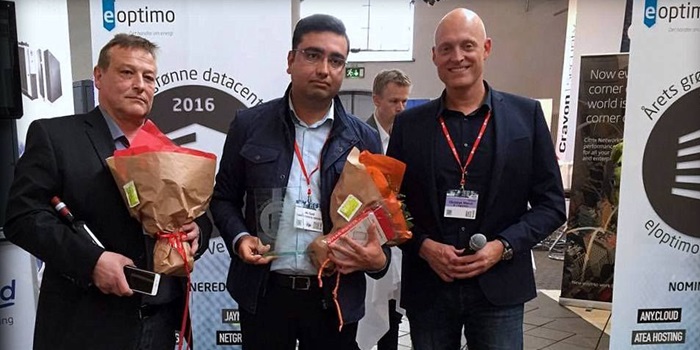 Ali Syed (i midten), DTU Systembiologi, modtager energiprisen ’Årets Grønne Datacenter'. Foto: Mikkel Egeberg Rasmussen, e|optimo.