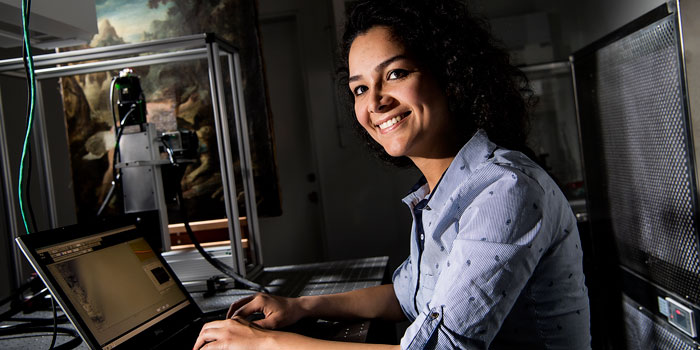 Maryam Khojastehfar deltager i arbejdet med maleriet på DTU Fotonik. Hun studerer på DTU gennem Erasmus Mundus. Foto: Joachim Rode