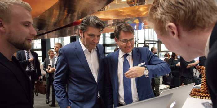 André Rogaczewski og fmd. for TeknologipagtRådet og erhvervsminister Brian Mikkelsen afprøver øjenstyring fra DTU startup Obital. Foto: Mikal Schlosser