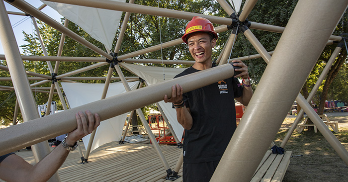 Kittyapong Nagulrum, der læser bygningsdesign i gang med at bygge Paper Pavillion på Roskilde Festival. Foto: Mikal Schlosser