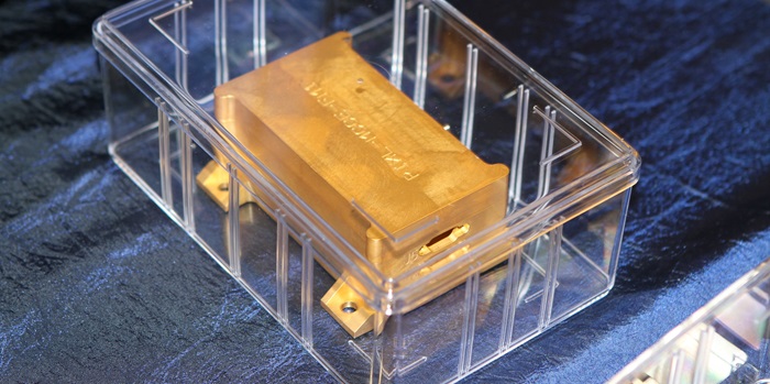 PIXL-instrumentet er belagt med guld for at beskytte det mod farlig stråling fra solen og for at bevare den rigtige temperatur. Foto: Jeppe Mølgaard