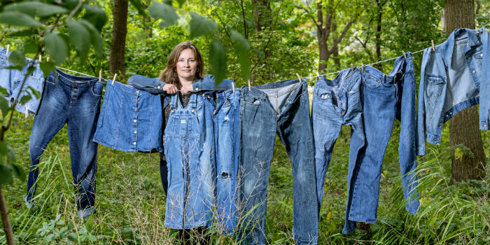 Ditte Hededam Welner har været med til at finde et enzym, der kan få bakterier til at producere den karakteristiske indigofarve. Foto Bax Lindhardt