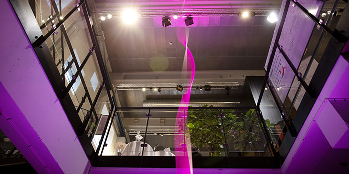 Installationskunstner Christoffer Vincent Thon, der er uddannet fra DTU, stod bag en lysinstallation, der lyste fra kælder til loft på DTU Skylab. Lysværket symboliserer, hvad der opstår, når man retningsgiver energi. På samme måde kommer det nye center til at give de studerende en retning for deres ambitioner. Med disse kompetencer tænker Christoffer Vincent Thon, at de studerende kan navigere gennem kaos og forhåbentlig skabe noget nyt og unikt. Når DTU Entrepreneurship flytter ind i deres nye lokaler, flytter lysinstallationen med. Foto: Mikal Schlosser