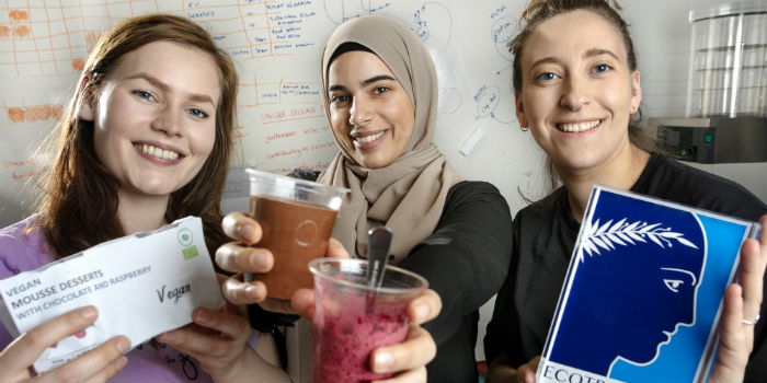 Vegansk desseert vinder konkurrence om fødevareinnovation. Fra venstre: Andrea Lauridsen, Reem El-Moussa og Sarah Nyrup. Foto: Mikal Schlosser