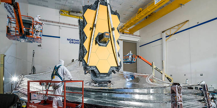 James Webb Space Telescope er det største og mest komplekse rumteleskop, der nogensinde er bygget. Tusindvis af dele skal virke perfekt i en nøje fastlagt sekvens, når dets 6,5 meter store spejl automatisk skal foldes ud i rummet og fungere 1,5 mio. km fra Jorden. (Foto: NASA)