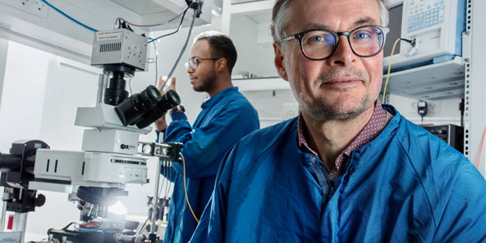 Dagmawi Alemayehu Bekele (i baggrunden) skal udvikle en ny detektor for en bevilling, som professor Jesper Mørk (forrest) har modtaget. Foto: Mikal Schlosser