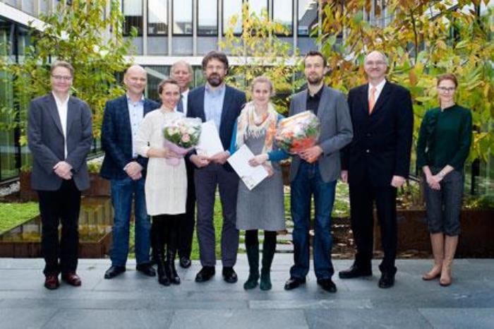 Fra venstre: bestyrelsesmedlem i Neergaards fond Lars Kai Hansen, institutdirektør Mogens Rysholt, DTU Nanotech, Ingelise Thomsen (Erik V. Thomsens ægtefælle), institutdirektør Michael H. Faber, DTU Byg, lektor Erik V. Thomsen, DTU Nanotech, postdoc Janne Fritt-Rasmussen, DTU Byg, hendes ægtefælle Anders Dragsted, rektor Anders Bjarklev og bestyrelsesmedlem i Neergaards fond Line Hell Hansen. Foto: Thorkild Amdi Christensen