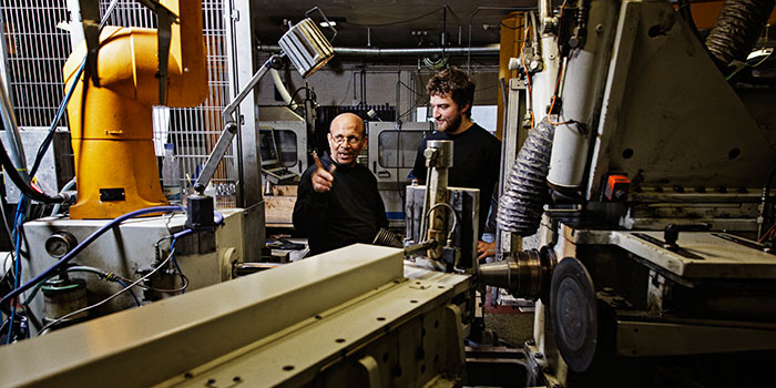 Hvis en virksomhed vil være leverandør til flyindustrien, stilles der store krav til dokumentation af produktionsprocesser. Disse processer er nøje gennemgået på Olsens Metaltrykkeri.