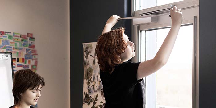 Skoleelev laver målinger ved Masseeksperimentet 2021
