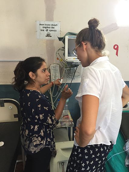 Identifikation af fejl i patientovervågningsudstyr i akutafdeling sammen med lokal tekniker på hospital i Nepal. (Foto: Christine Hvidtfeldt)