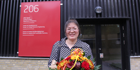 Jingdong receives the YDUN grant. Photo: Anne Frejberg
