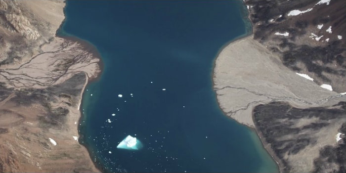 (Sediment i smeltevand strømmer ud i havet ved Grønlands kyst og danner nye lavvandede områder. Foto: Anders Anker Bjørk/Københavns Universitet)