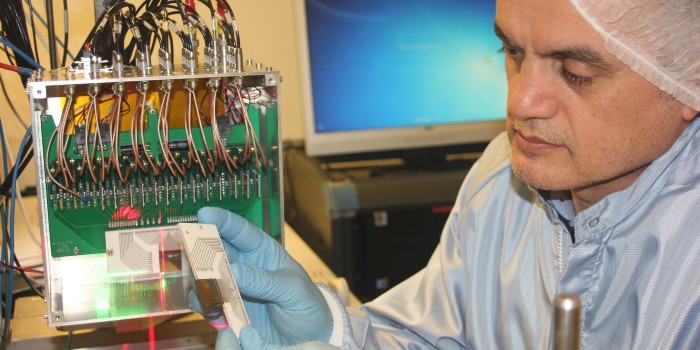 Seniorforsker på DTU Space Irfan Kuvvetli har udviklet detektoren, der har potentiale inden for detektion af cancer. Detektorens præcision testes i en særlig opstilling. (Foto: DTU Space/M.G. Andersen)