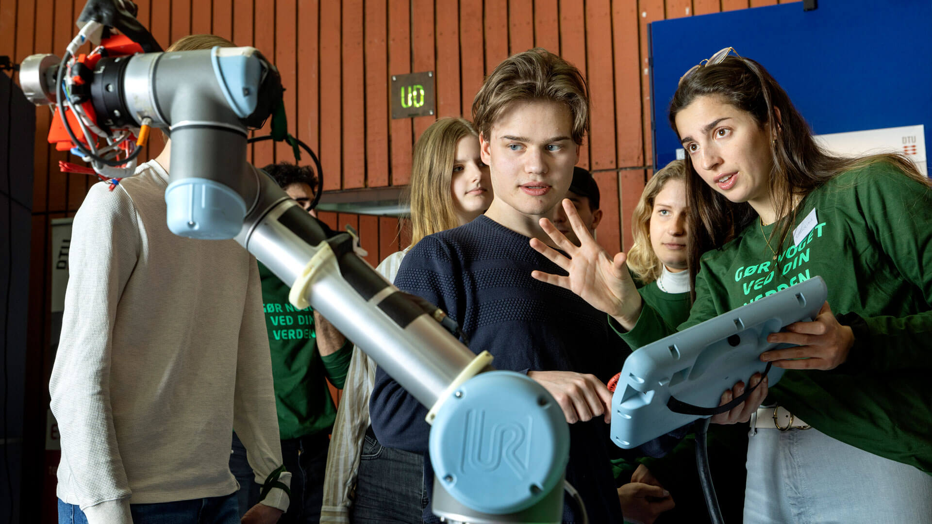 Personer prøver robotarm
