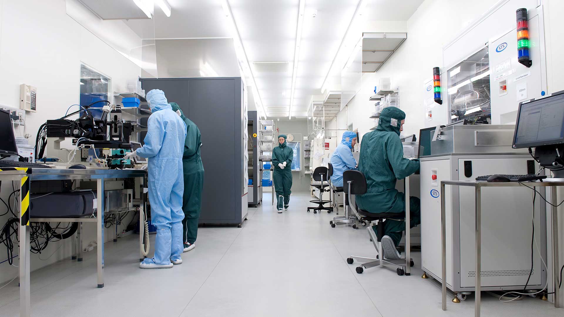 DTU råder over en række forskningsfaciliteter. Fx giver DTU Nanolab adgang til avanceret udvikling inden for mikro-og nanoteknologi. Med placeringen på Danmarks Tekniske Universitets Campus spiller DTU Nanolab en central rolle i udviklingen af mikro- og nanoteknologi i Danmark og i udlandet. ©DTU Nanolab DTU råder over en række forskningsfaciliteter. Fx giver DTU Nanolab adgang til avanceret udvikling inden for mikro-og nanoteknologi. Med placeringen på Danmarks Tekniske Universitets Campus spiller DTU Nanolab en central rolle i udviklingen af mikro- og nanoteknologi i Danmark og i udlandet.