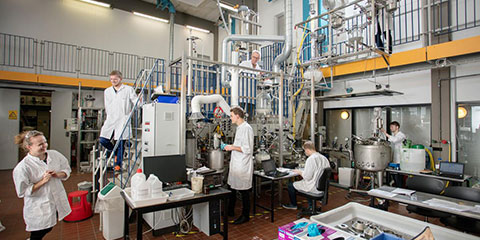 I PILOT PLANT er vores hovedaktiviteter baseret på vejen fra laboratorie-skala til pilot-skala, der igennem forsøgsprocesser har fokus på industriel praksis.
