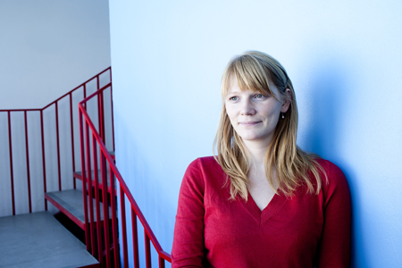 Under sin ph.d.-uddannelse har Mette Krog Jensen forsket i hudklæbere. Erfaringerne herfra gør hun nu brug af i sit nye job hos Ferrosan, hvor hun arbejder med forskning og udvikling inden for hospitalsudstyr.